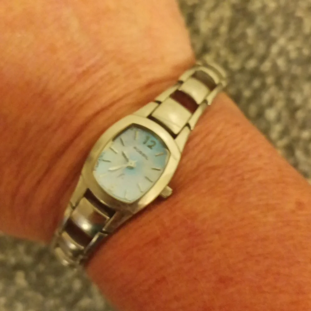 Fossil bracelet watch iridescent blue pink dial